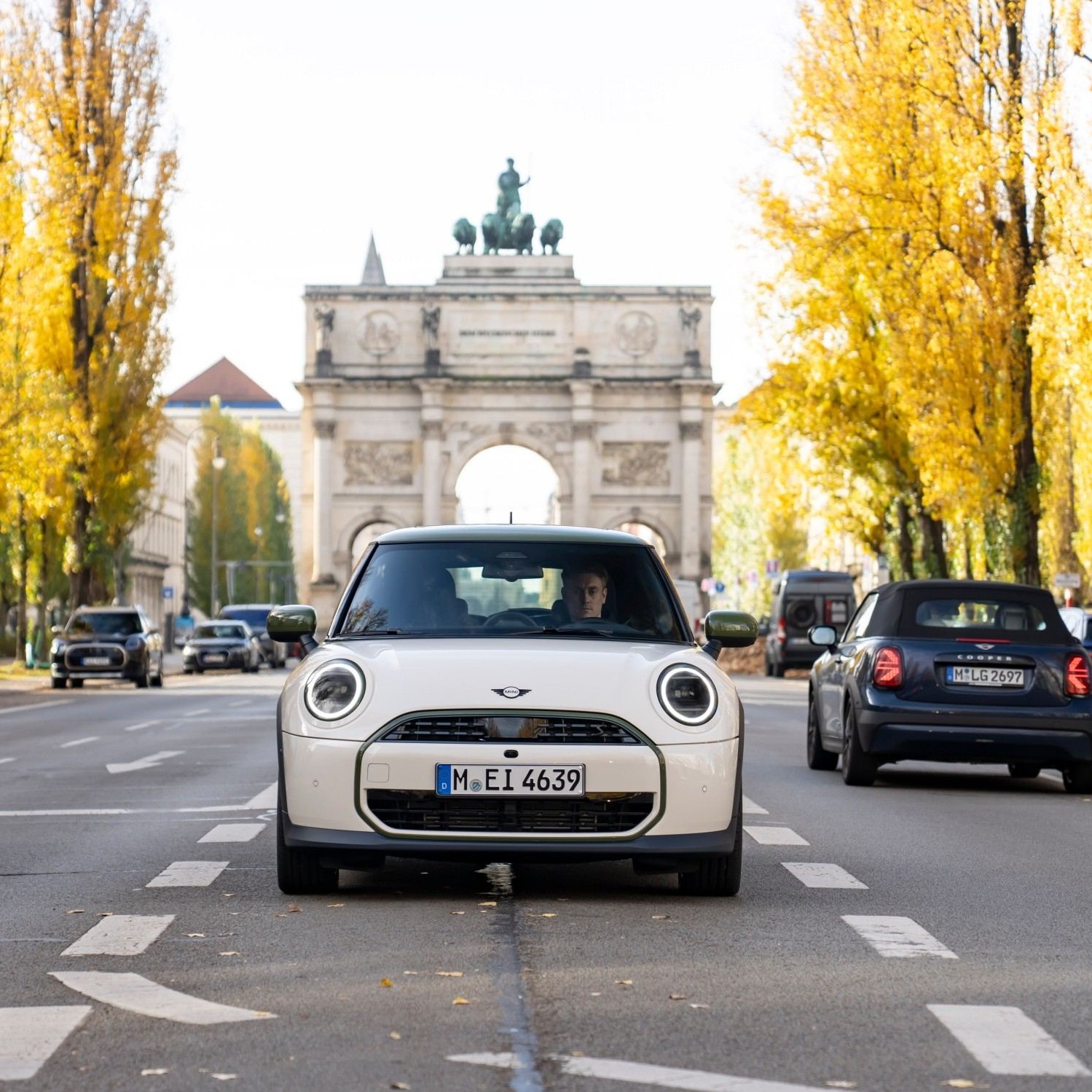 MINI Cooper S Paul Smith Edition parado na estrada.